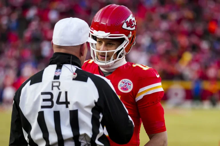 250205-kansas-city-chiefs-patrick-mahomes-referee-mn-0945-ec5228